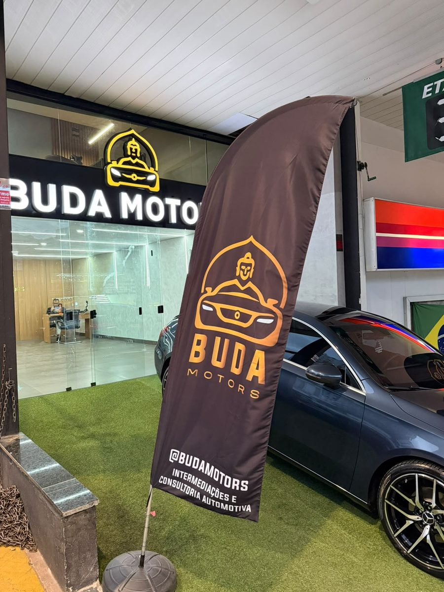 Loja Buda Motors com carro em exposição