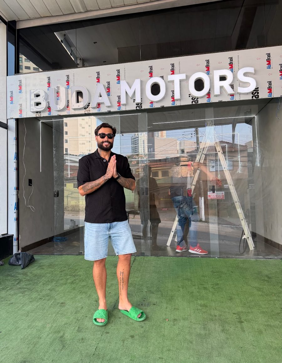 Lucas Jaltair, o Velho Buda, na fachada da Buda Motors