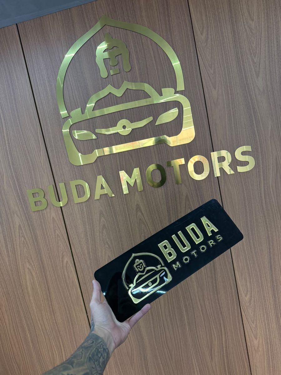 Logo dourado da Buda Motors na parede da loja
