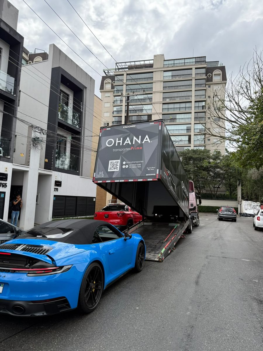 Porsche 911 sendo embarcado em caminhão-cegonha